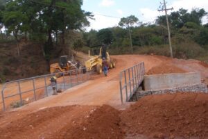 Construção de ponte e pavimentação da estrada de acesso para o bairro Vila Verne