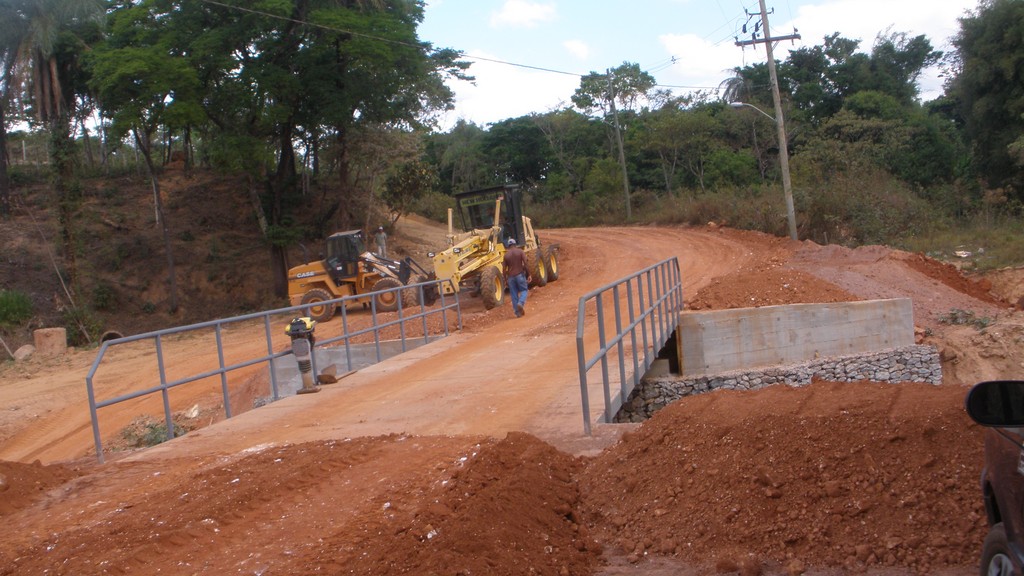 Construção de ponte e pavimentação da estrada de acesso para o bairro Vila Verne